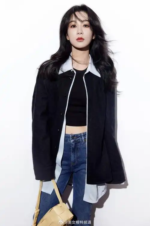 杨紫黑色外套搭牛仔裤酷飒十足露腰线诠释穿搭时尚