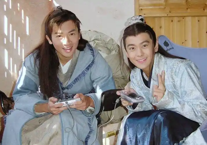 和《绝代双骄》有异曲同工之妙,不过主角不是无缺和小鱼儿二人,而是