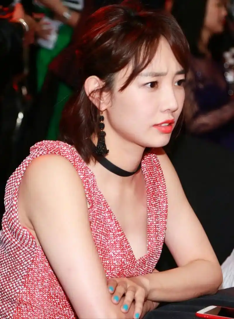 白百合,本来前途一片光明的"一指禅"事件,对她影响真的挺大的,至今