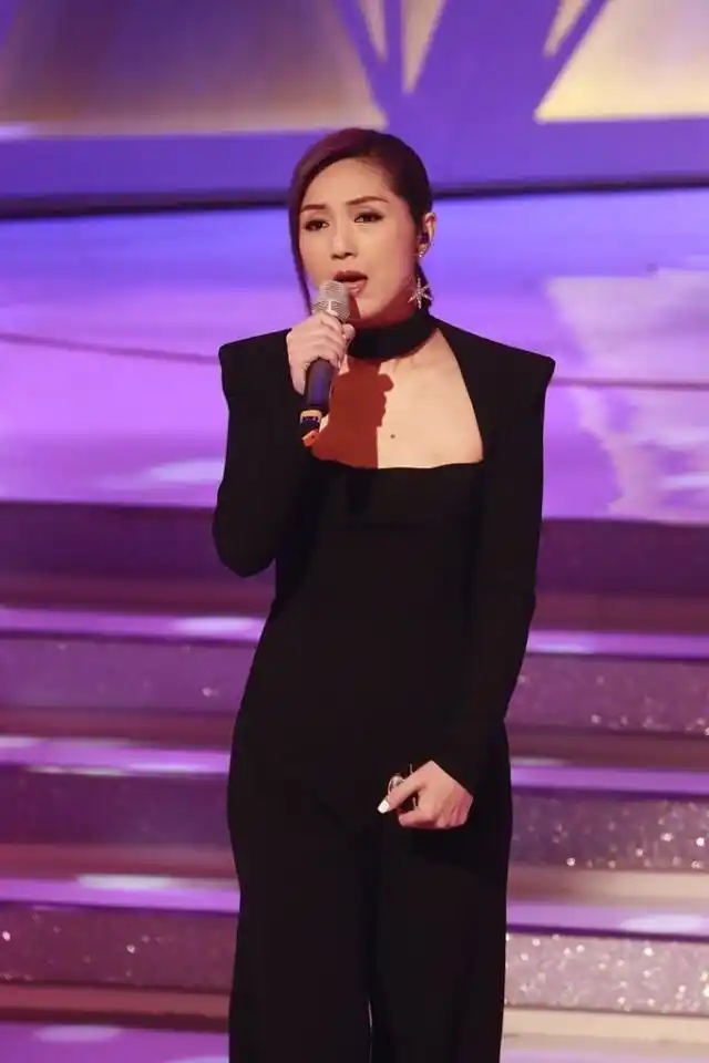 杨千嬅保养的真好黑色连体裤秀出好身材人到中年气质依然在