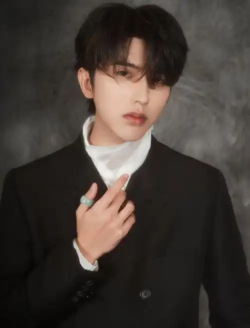 蔡徐坤躺在暖绒毛毯上##elle红毯取消