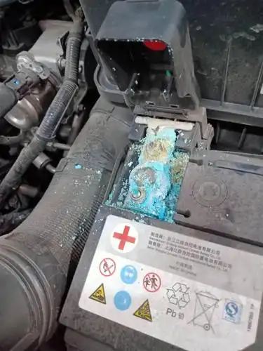 吉利汽车电瓶漏液4s店拒绝免费维修,电瓶损坏时间成争议焦点