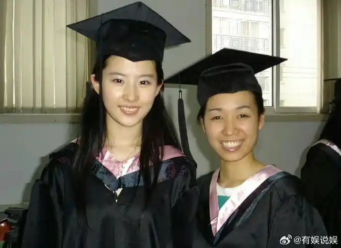 刘亦菲大学毕业照