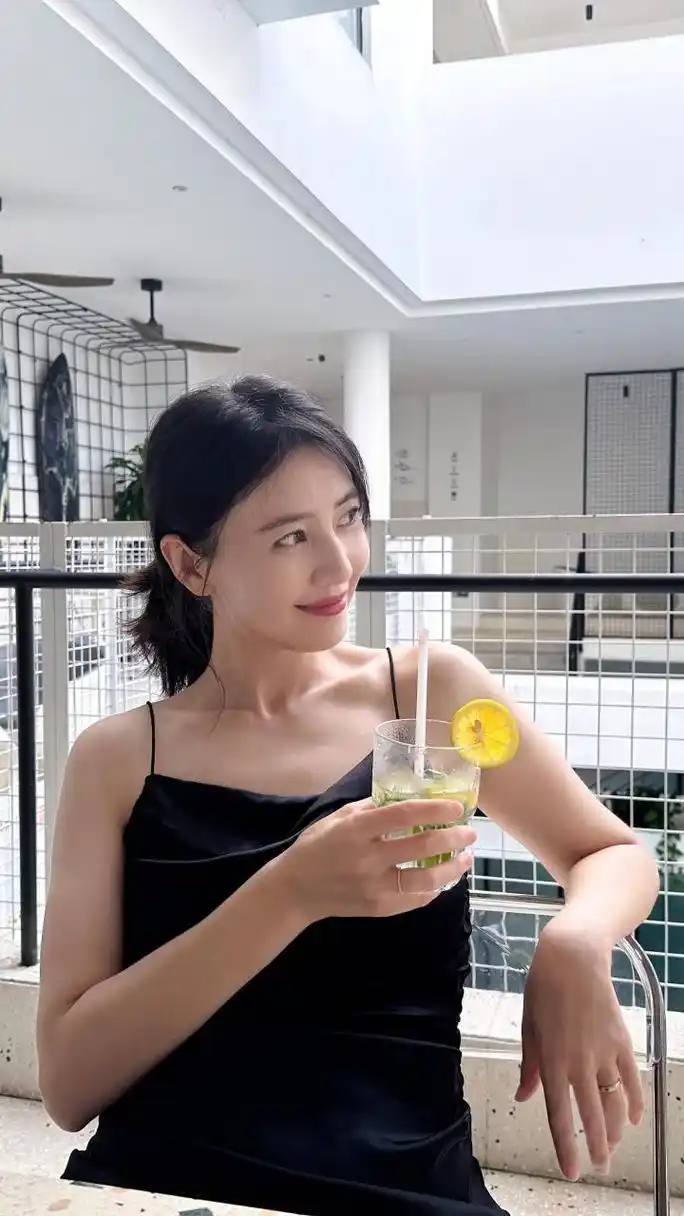 高圆圆海边穿吊带裙美照