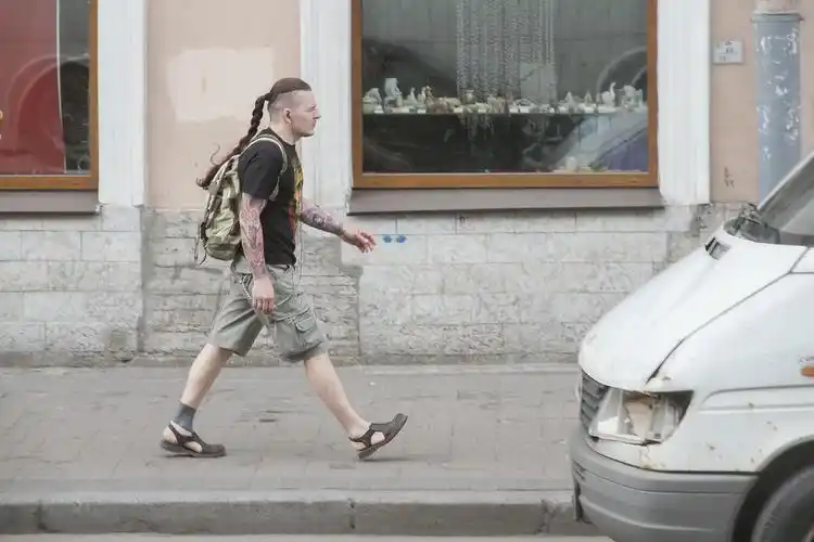 匆匆行走的路人