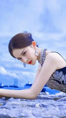 古力娜扎戛纳红毯身穿刺绣薄纱裙亮相优雅大气眼神温柔动人