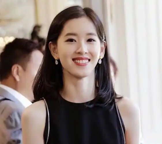 王思聪嘲"睡二代",丢清华大学脸,事实证明,章泽天才是人生赢家_刘强东