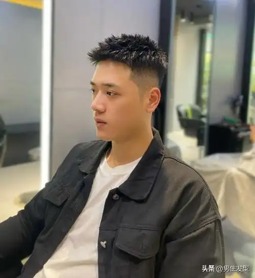 男生夏天适合留"两边推短"发型,这3款造型清爽干净,谁剪谁帅|发型