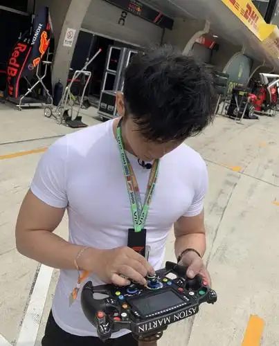 李晨晒照大秀身材,穿紧身白t胸肌藏不住,网友:比以前更帅了