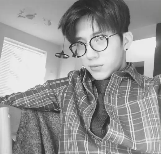 费可五个账号头像都是井柏然自己的照片,怎么不算百变贵公子呢