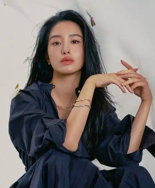 杨采钰穿白色吊带又纯又欲 长发飘扬慵懒气质撩人_形象_整体_魅力