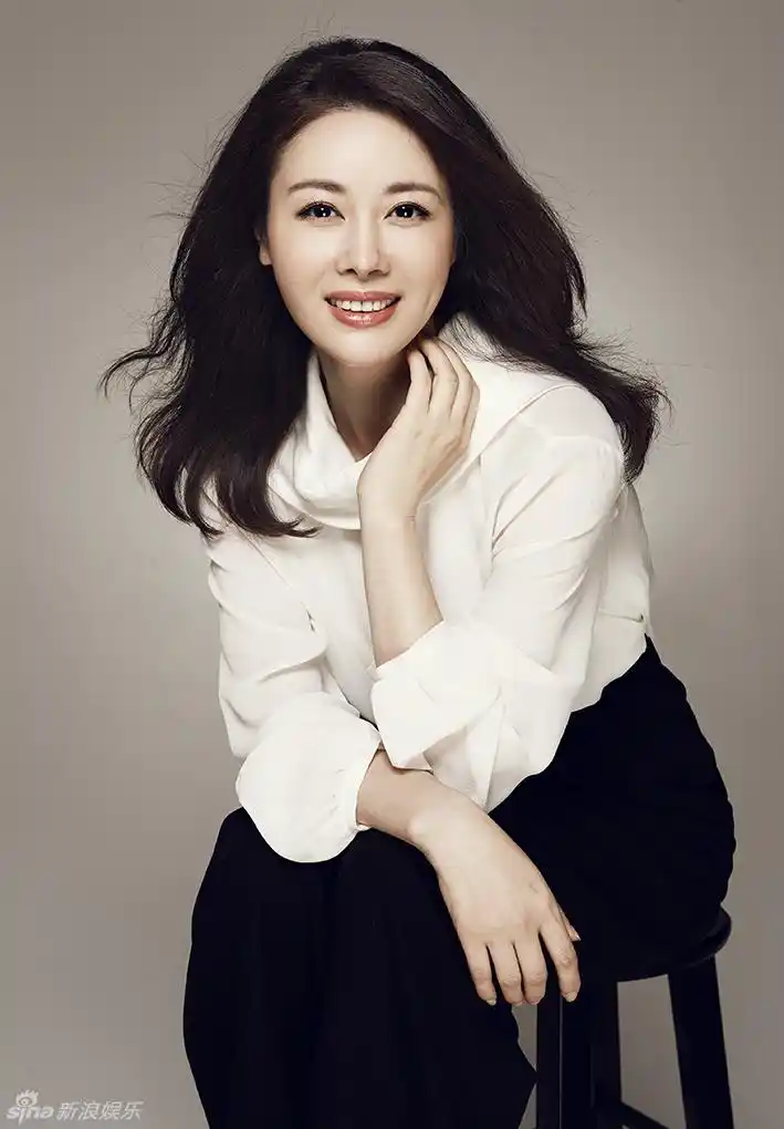 组图:邓英早春写真曝光 笑容甜美堪称治愈系