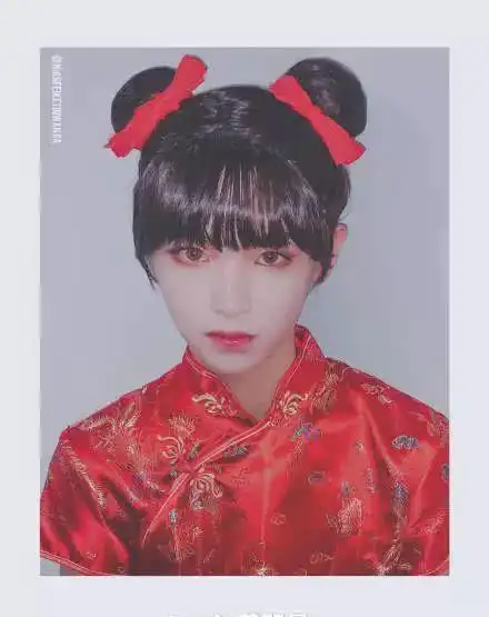 网友们也放出了justin黄明昊当时扮演春丽的照片.