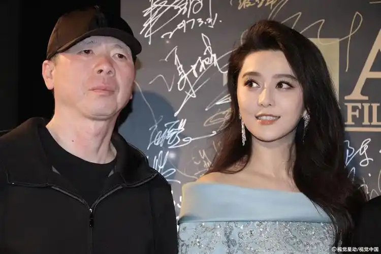 article>范冰冰同框冯小刚撩发甜笑锁骨迷人 /article>_深圳南山网