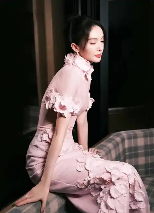 金晨美得不可方物,一身粉色花旗袍展现国风气韵,身材样貌美极了