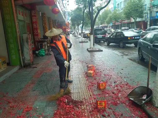 "东升路上,环卫工人何清芝正在清扫大街上的爆竹碎片.