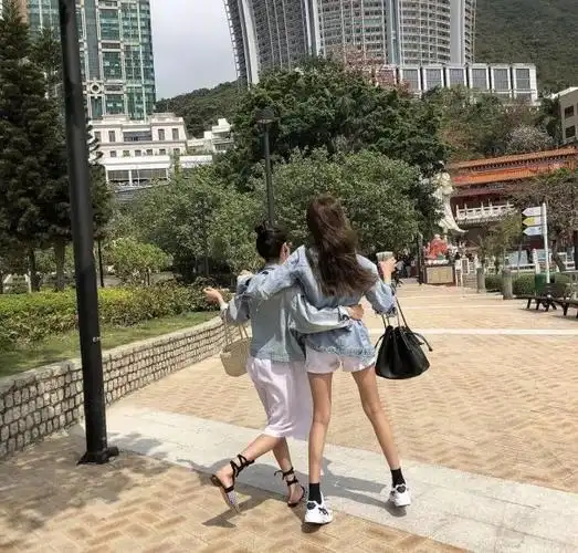 或者背影照也是很有感觉的,手拉手或者拥抱都能体现好的友情呢~和闺蜜