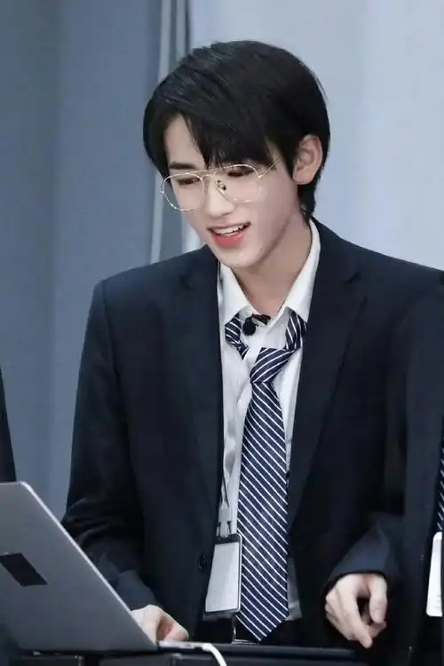 宋亚轩商战精英爆改店小二#金丝眼镜真的很鲨我啊啊啊能不能焊丝