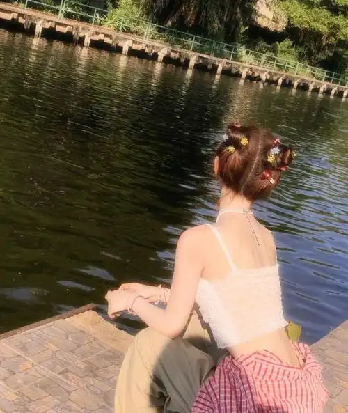 鞠婧祎随随便便一个角度都美得很过分,就连欣赏湖景的时候,她的背影也