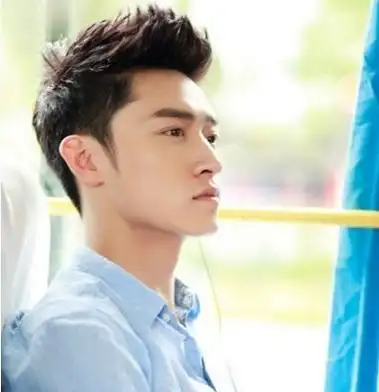 时尚的男生圆寸发型,清爽 的时尚短发发型,无刘海更显时尚与帅气感,加