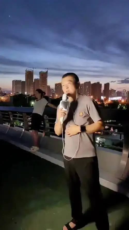 真人真唱 #户外唱歌 #以歌会友 进不去的圈子你也进去不了