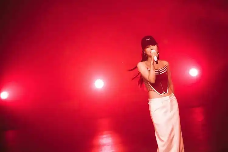 袁娅维十周年音乐会圆满首站收官 超燃狂欢嗨唱蓉城_歌迷_演唱会_气氛