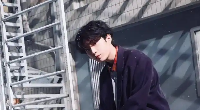 曝出范丞丞在公共场合吸烟室内吸烟制度是摆设吗