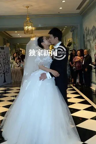 "安小主"陶昕然与何建泽结婚 幸福亲吻