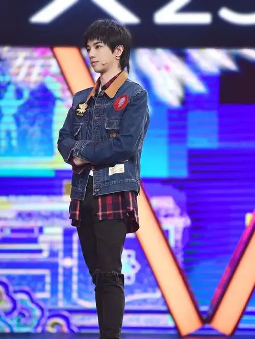 华晨宇穿恨天高大秀音乐天赋,172的身高,182的才华!