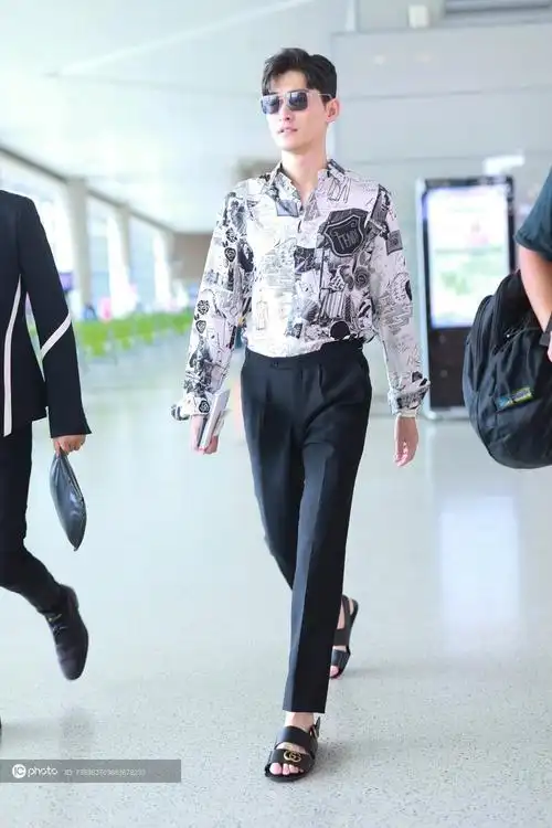 街拍张翰fendi印花衬衫黑色西裤gucci凉鞋墨镜时髦有型