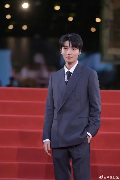 王俊凯红毯全身镜头##贾樟柯给王俊凯的惊喜