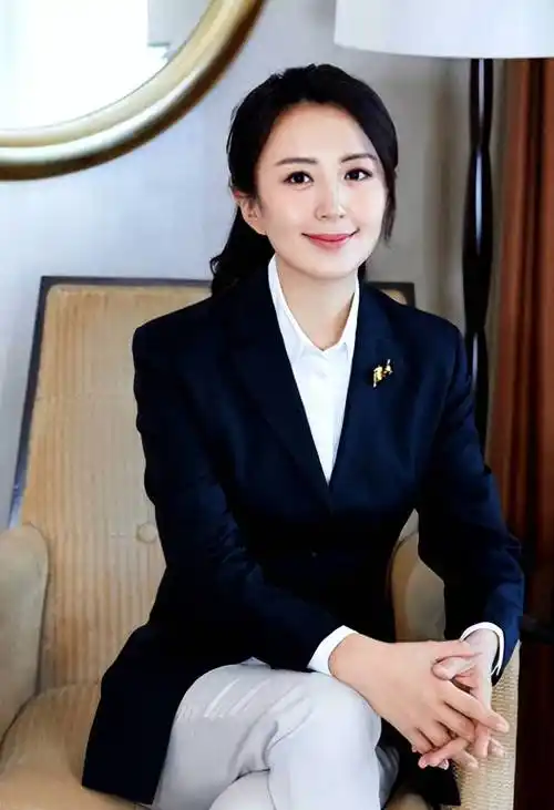 她曾是最美主持人,事业巅峰时怀孕生子,孩子生父至今仍是个谜_杨童舒