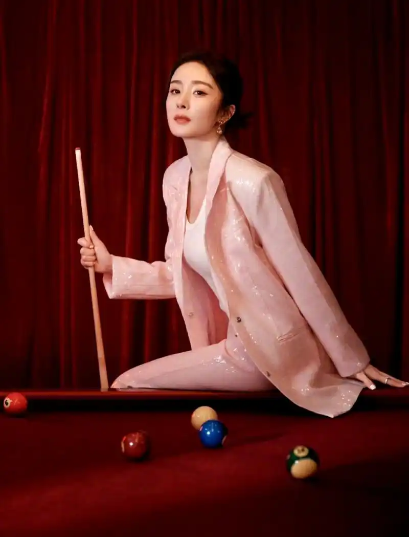 今晚,又被杨幂的亮片西装美到了…… #乐享周末分享吧#    杨幂今日