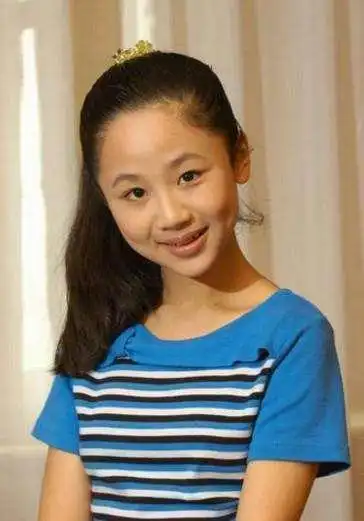 杨紫晒童年照庆六一,脸上婴儿肥比脚上鞋子更抢镜!_网易订阅