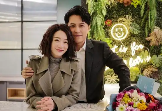 靳东带高挑美女吃火锅被拍,女生长腿细又直,一旁助理赶忙挡镜头