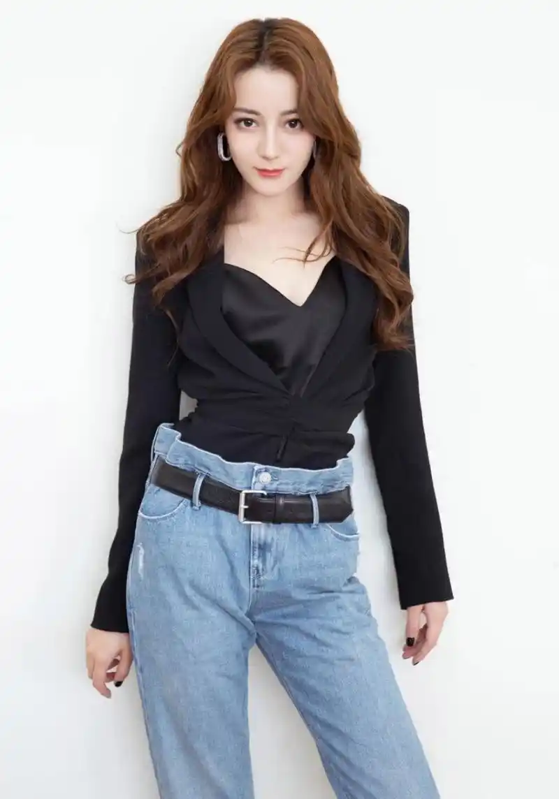 迪丽热巴双马尾麻花辫# 黑长直或是大波浪的迪丽热巴扎着双马尾禄花