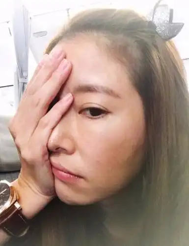 只见照片中的林心如素颜出镜,一手捂着脸,抿着嘴,一脸的不开心.