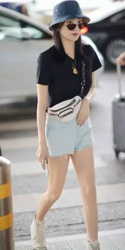 一字领黑色打底加上格子外套,景甜这样搭配好飒