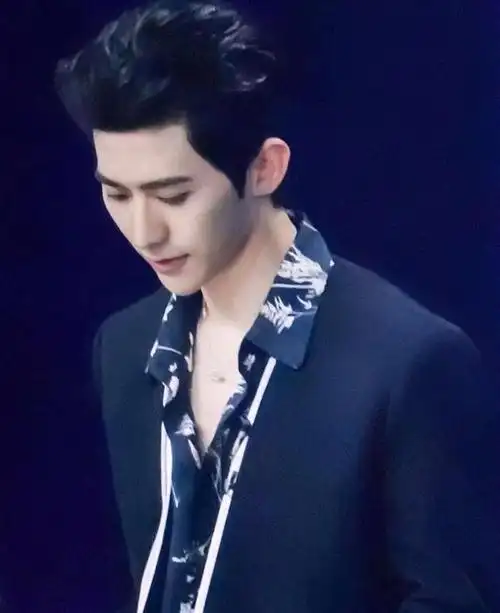 只给印花打上女生的标签那你是没见过男星穿印花有多惊艳