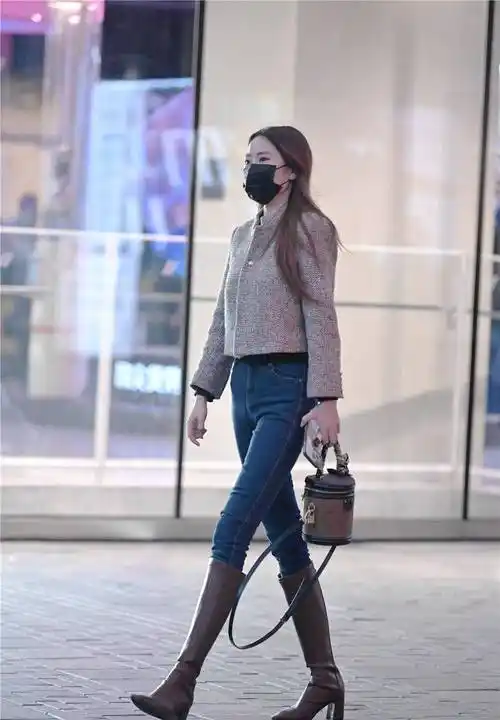 冬季要注意保暖,紧身牛仔裤搭配过膝靴,对自己身材自信_效果_黑色