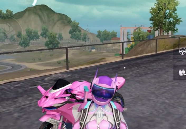 在2018年8月份刺激战场之中,在当时分别上线了火箭少女m416与101服饰