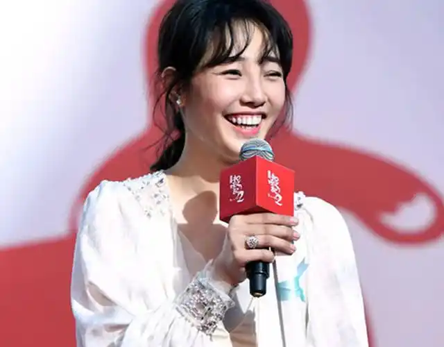 白百何庆生大笑,难以自持.