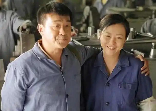 导演曾评价何冰出道时说:"他的长相完全没有任何令人印象深刻的特点.