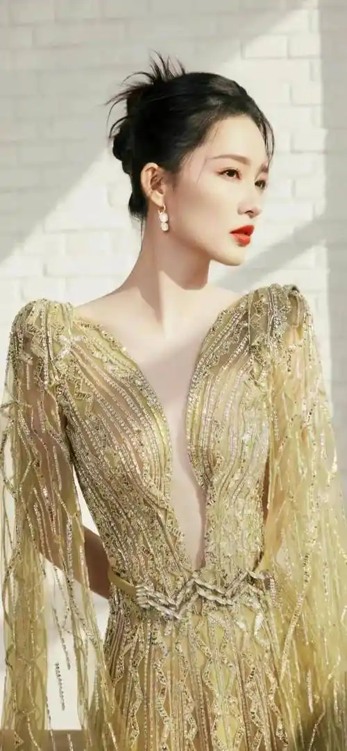 李沁惊艳亮相,深v领金色礼服展现性感魅力,璀璨如星光闪耀全场!