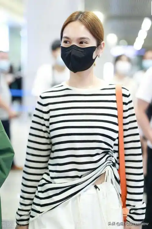 街拍杨丞琳海魂衫长袖t恤白色阔腿裤黑色运动鞋休闲随性