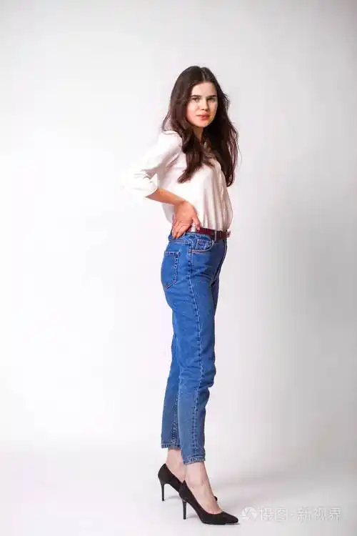 年轻漂亮的黑发模特全身肖像照片-正版商用图片277lgb-摄图新视界