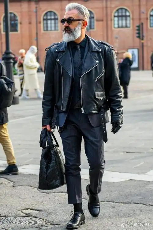 挑来挑去还是皮夹克酷,绅士又有品的男生值得学一下!