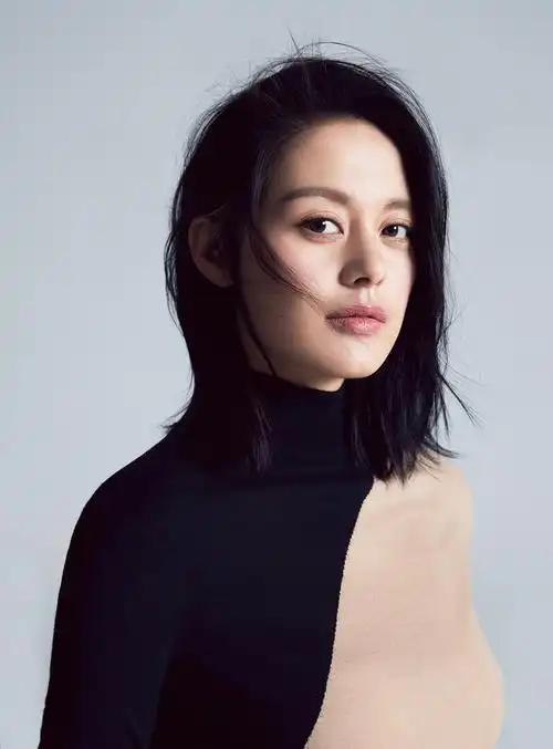 王力可最新写真彰显慵懒风格