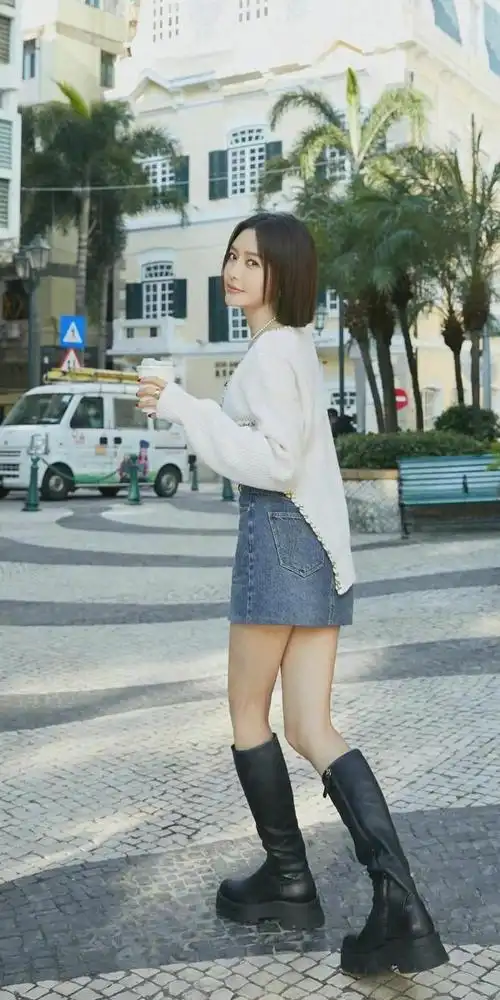 美女秦岚喜欢穿黑色高跟长筒皮靴,真的很丝滑,不知有没有味道?