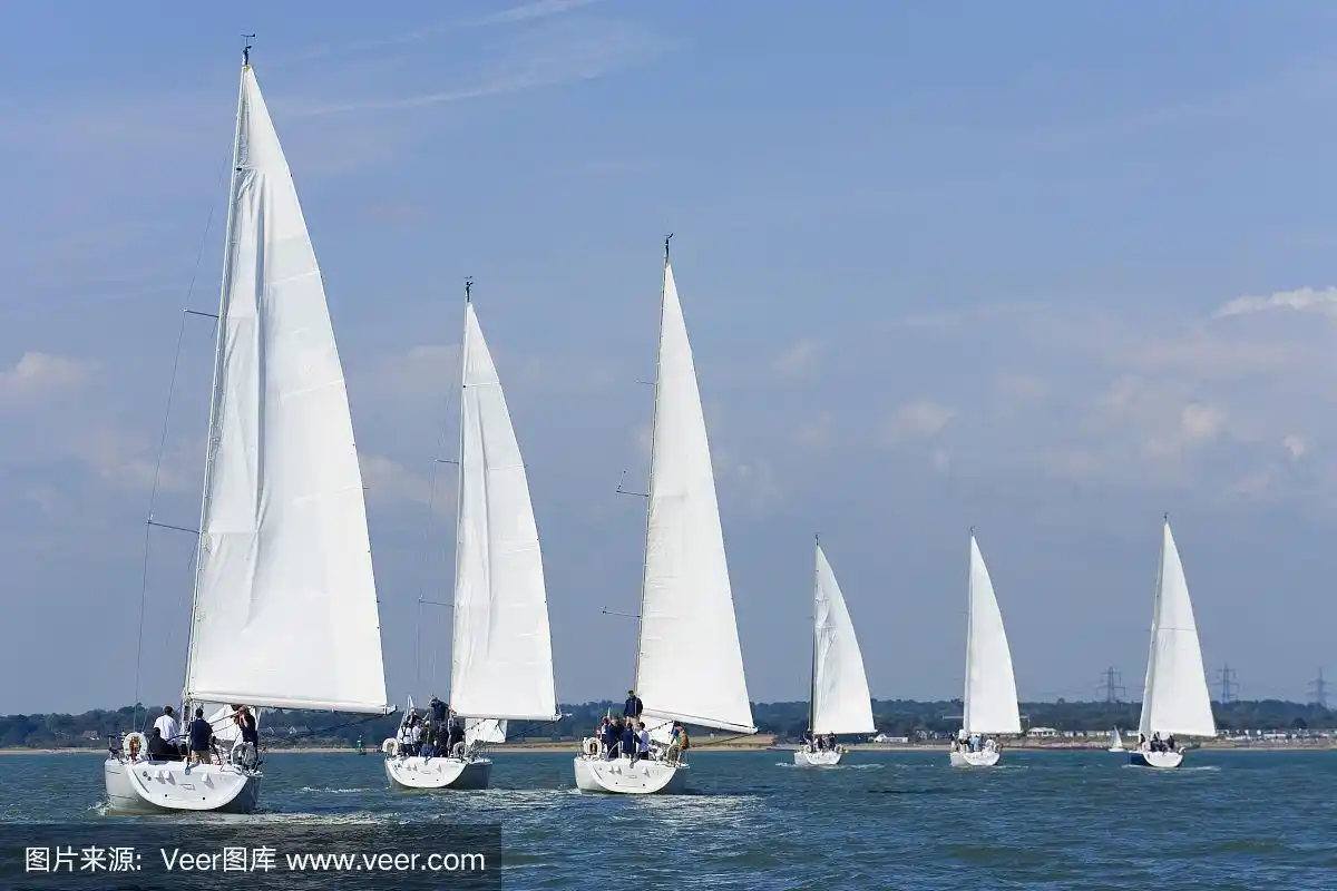六艘白帆排成一排的帆船